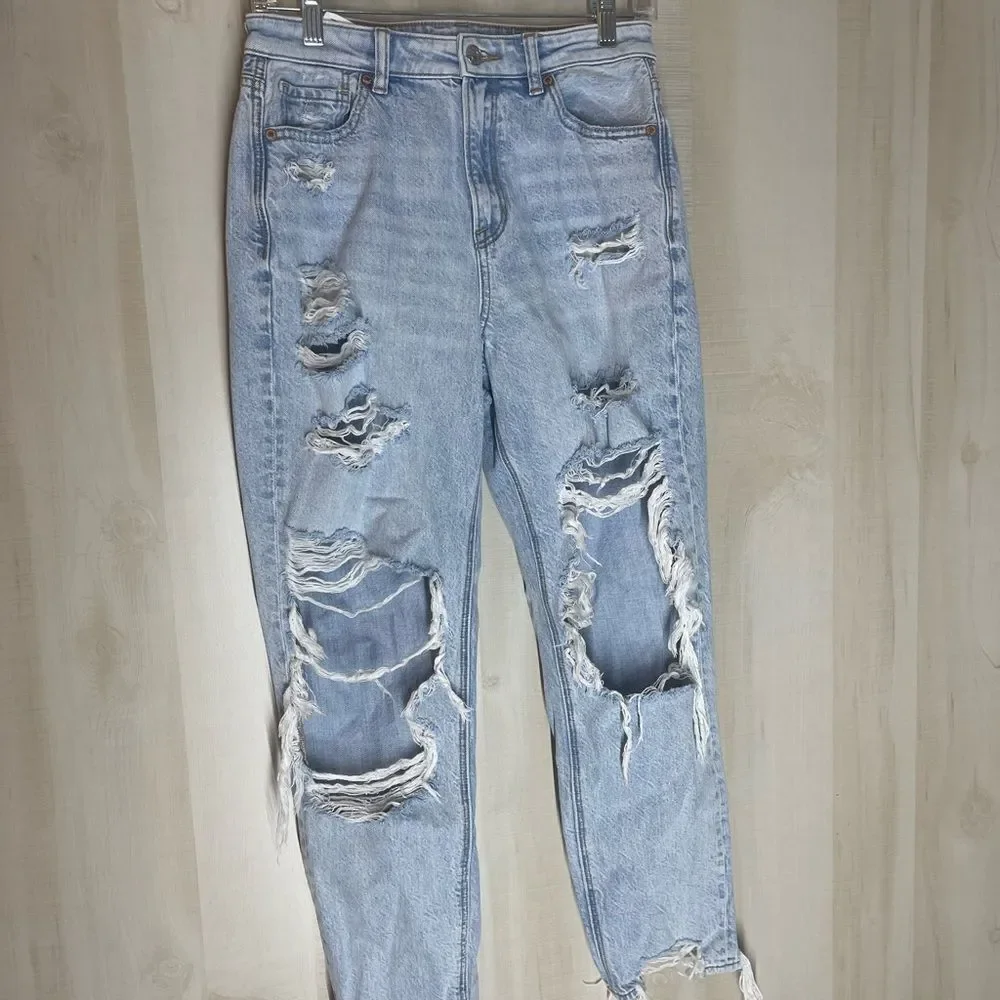American Eagle mom jeans distressed light wash, size 4 regular‎